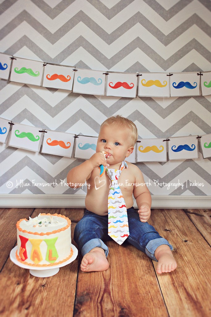One Year old Boy Pictures_cake smash_mustache_Saint Louis_Wildwood_05